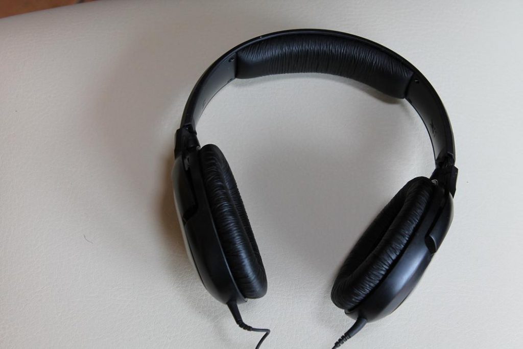 A picture of headphones