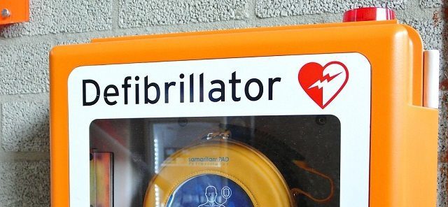 defibrillator by yourschantz