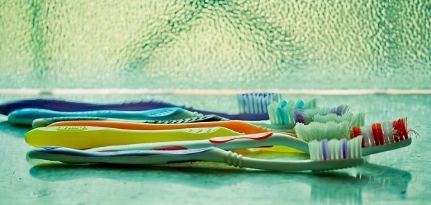 toothbrushes by Pdpics