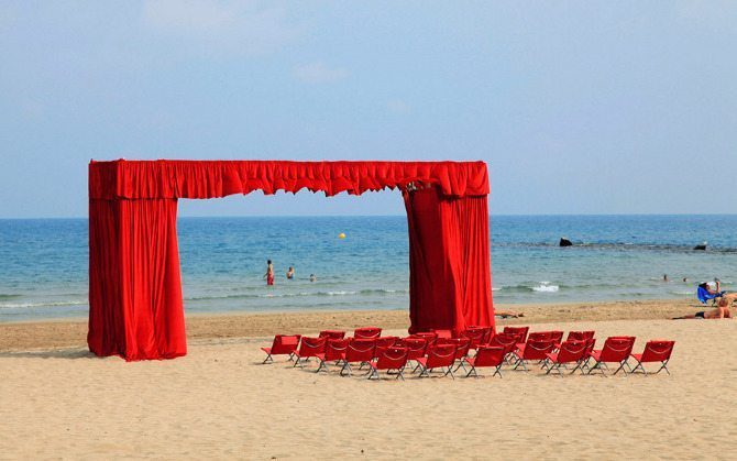 Un espectáculo para la vista (A sight to behold), 2011 Installation in public space Curtain on scaffold. 8 x 4 x 1,5 m; 30 beach chairs