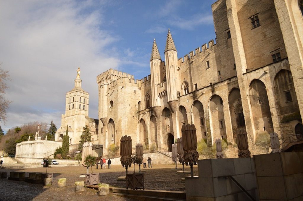 Une Femme au soleil, Avignon