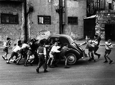 Enzo Sellerio, Palermo. Bambini nel costume di cow-boy ricevuto dai Morti, 2 Novembre 1959.