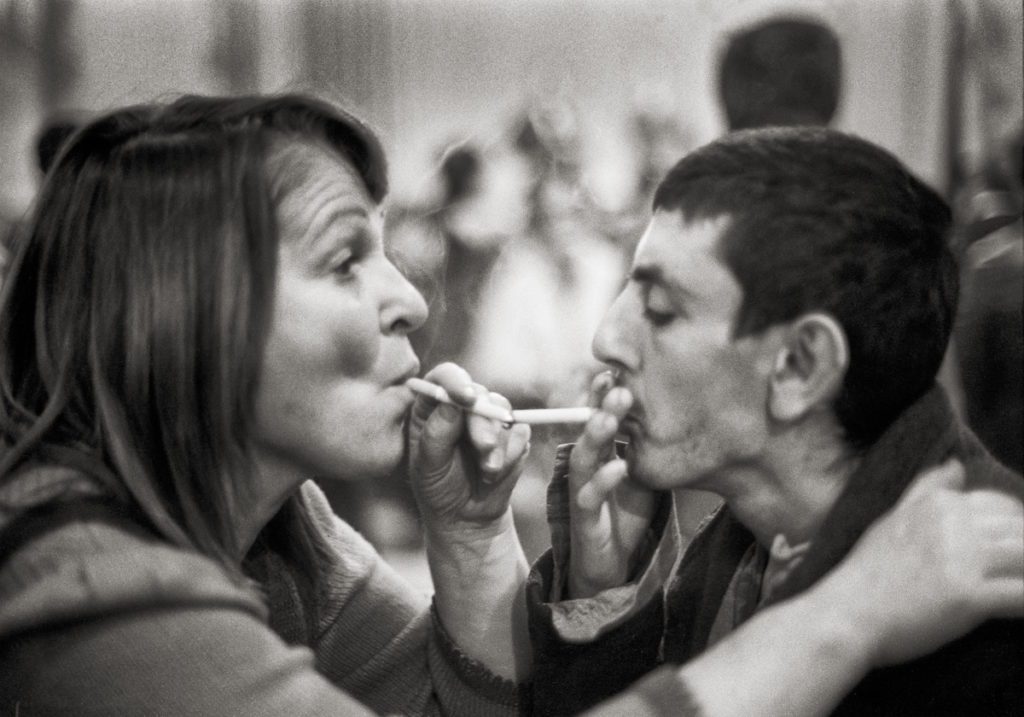 Lia Pasqualino, Letizia Battaglia con un degente dell'ospedale psichiatrico, Palermo, 1986 © Lia Pasqualino