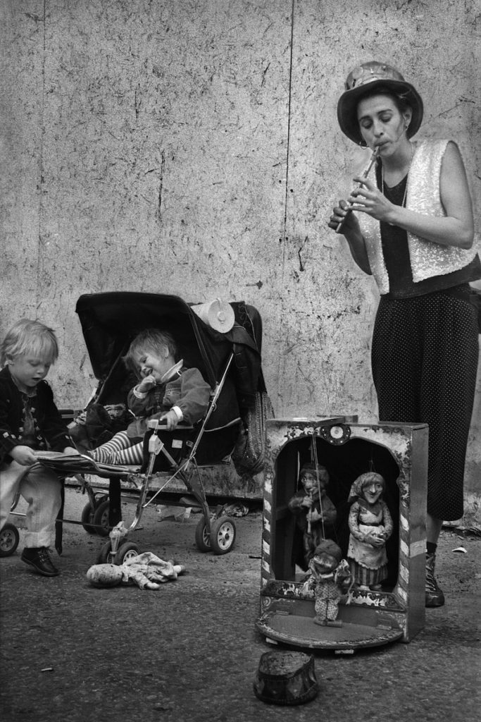 Markéta Luskačová, Woman street musician and her children, London (c.1990)