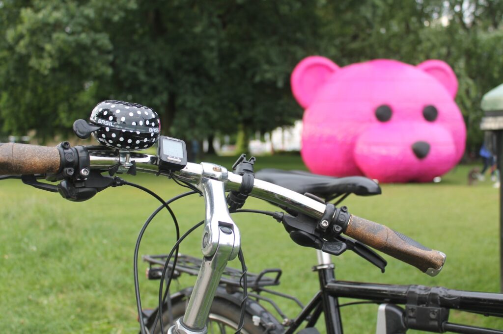 Photo of bicycles in Altonaer Park, Hamburg, with LUAP's Pink Bear in background