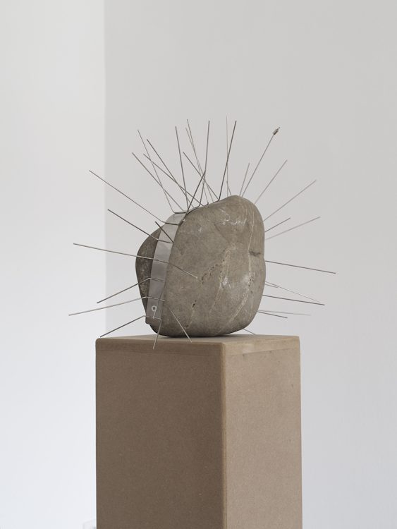 Manuela Morales Délano, Espantapájaro con ojo (Scarecrow with Eye), 2025. Photo: Jaka Babnik. MGLC Archive.