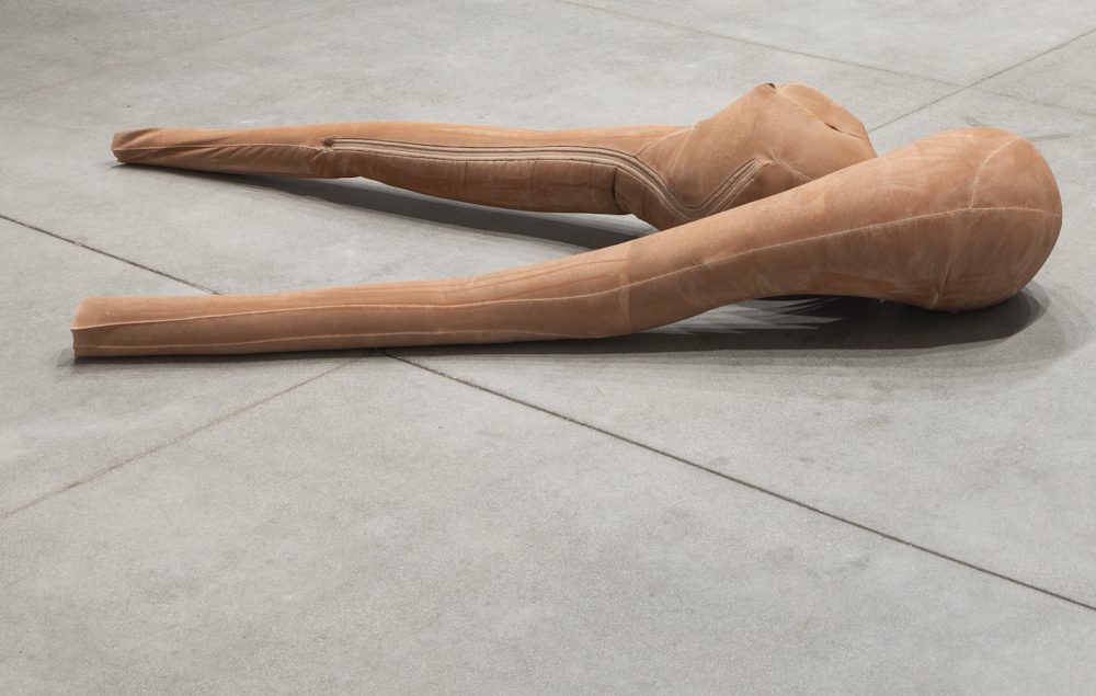 Sara Enrico, The Jumpsuit Theme, 2024 Concrete, pigment 35 x 190 x 80 cm Courtesy of the artist and Vistamare Milano/Pescara Photo: Andrea Rossetti