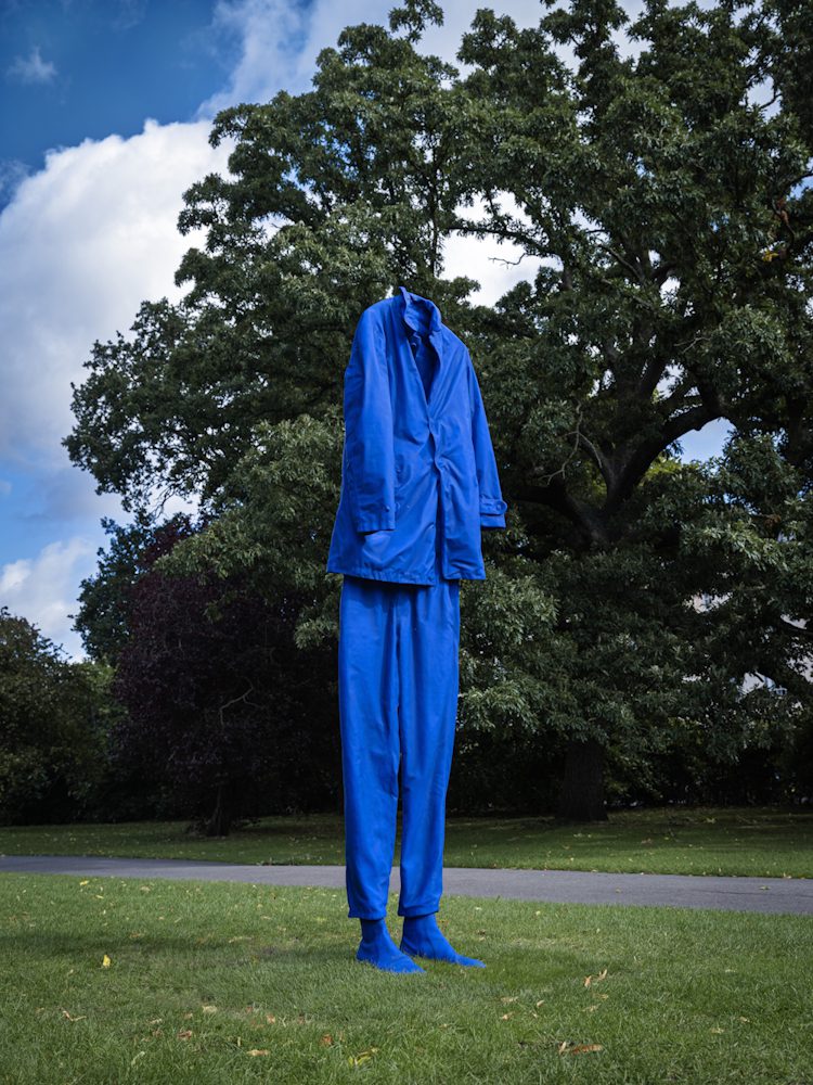 Erwin Wurm, Ghost (Substitutes), 2022, presented by Thaddaeus Ropac, Frieze Sculpture 2025. Photo by Linda Nylind. Courtesy of Frieze.