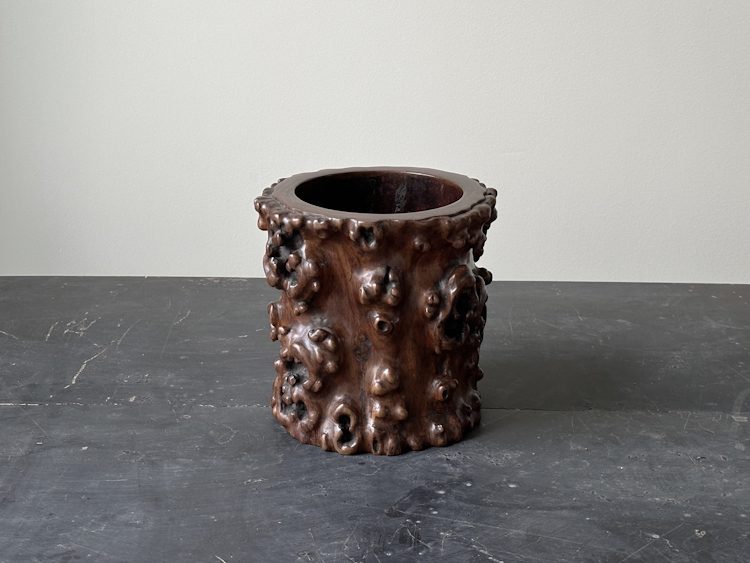 Chinese Antique, Brush Pot, Huang Huali, 16.5 x Ø 16.5 cm. 18th century. Courtesy of Schoeni Projects