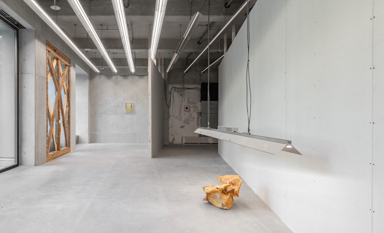 Installation view, eva hesse, lukas heerich, rindon johnson, 2026