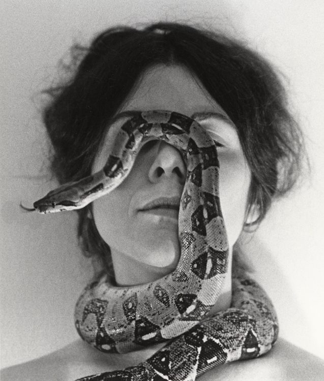Jane Evelyn Atwood, Autoportrait Serpent, 1979, 40 x 30 cm, gelatin silver print © Jane Evelyn Atwood courtesy In Camera / L. Parker Stephenson Photographs