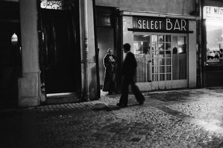 Jane Evelyn Atwood, Rue des Lombards, Paris, 1976-1977, 13.6 x 20.4 cm, vintage gelatin silver print © Jane Evelyn Atwood courtesy In Camera / L. Parker Stephenson Photographs